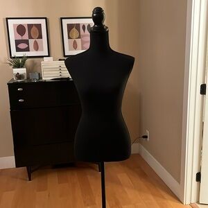 BLACK FEMALE MANNEQUIN